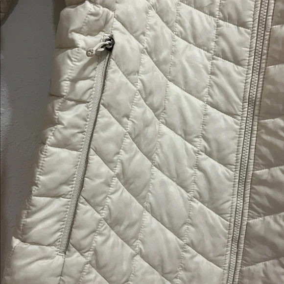 The North Face Women's Off-White Quilted Puffer Jacket - Picture 3 of 9